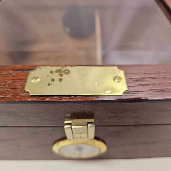 Capri-Elegant Quality Importers Wooden Desktop Humidor With Hygrometer - Picture 9 of 10